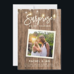 Modern Rustic Snapshot Surprise Förlovning Photo Spara Datumet<br><div class="desc">Modern förlovning av bilder från roligt med foto i ram på träbakgrunden med strängen ljus och ett handskript med texten SURPRISE! Vi har engagerade! Utrymme för information som datum för att spara datumet,  bröllop webbplats osv. på framsidan och baksidan.</div>