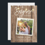 Modern Rustic Snapshot Surprise Förlovning Photo Spara Datumet<br><div class="desc">Modern förlovning av bilder från roligt med foto i ram på träbakgrunden med strängen ljus och ett handskript med texten SURPRISE! Vi har engagerade! Utrymme för information som datum för att spara datumet,  bröllop webbplats osv. på framsidan och baksidan.</div>