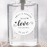 Modern Rustic Wedding Favor Hand Sanitizer Runt Klistermärke<br><div class="desc">Anpassningsbar-designad möhippa-/bröllopsfest-handsrengöringsmedel är till för etiketter/klistermärken som innehåller "spets från kärlek inte gromer" i handpenselskript med fin hjärtedesign.</div>
