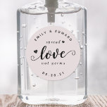 Modern Rustic Wedding Favor Hand Sanitizer Runt Klistermärke<br><div class="desc">Anpassningsbar-designad möhippa-/bröllopsfest-handsrengöringsmedel är till för etiketter/klistermärken som innehåller "spets från kärlek inte gromer" i handpenselskript med fin hjärtedesign.</div>