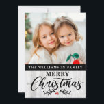 Modern Rustic Wood-familjens fotojulkort Julkort<br><div class="desc">Modern Rustic Wood-familjens fotojulkort - vilket trevligt sätt att skicka ut dina semesterhälsningar den här julhelgen. Ditt favoritfoto finns på det här mycket speciella julvykortet och kortet är personlig med din familj namn och God jul i söt, modern manustypografi och accentueras med trä. Kortets baksida är röd buffel. Julkortet ingår...</div>
