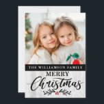 Modern Rustic Wood-familjens fotojulkort Julkort<br><div class="desc">Modern Rustic Wood-familjens fotojulkort - vilket trevligt sätt att skicka ut dina semesterhälsningar den här julhelgen. Ditt favoritfoto finns på det här mycket speciella julvykortet och kortet är personlig med din familj namn och God jul i söt, modern manustypografi och accentueras med trä. Kortets baksida är röd buffel. Julkortet ingår...</div>