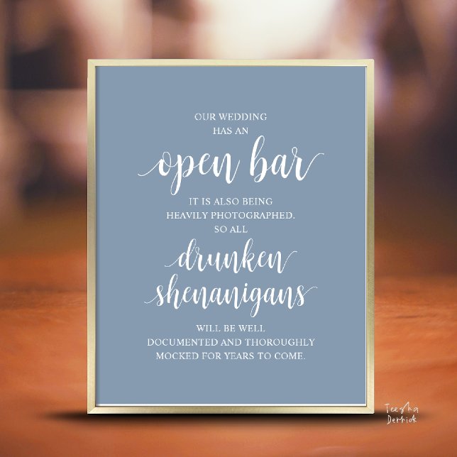 Modern Rustik Bröllops Öppen Bar Berusade Busstrec Poster (Modern Rustic Wedding Open Bar Drunken Shenanigans Poster in Dusty Blue)