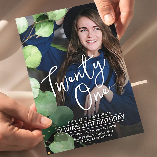 Modern rustik elegant tjugoett 21 födelsedagsfoto inbjudningar (birthday invitation card with photo, modern personalized design with greenery and elegant layout)