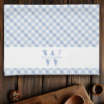 Modern Rustik Family Monogram Blue Gingham Play Kökshandduk<br><div class="desc">Modern,  rustik chic med monogrammade kökshanddukar har en blek gingham plaid mönster,  med ett vitt band som bär anpassningsbarna namn och monogram.</div>