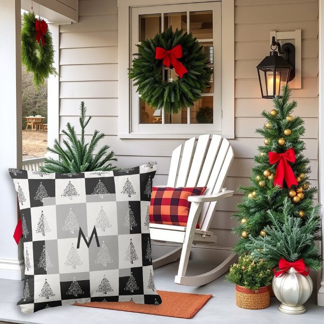 Modern rustik, svart och vitt gräs träd monogram kudde (Modern rustic pine trees black and white monogrammed Christmas outdoor pillow.)