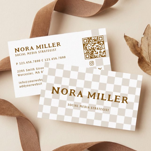 Modern Rutig Mönster Retro Influencer QR-kod Visitkort (Modern Checkered Pattern Retro Influencer QR Code Business Card)