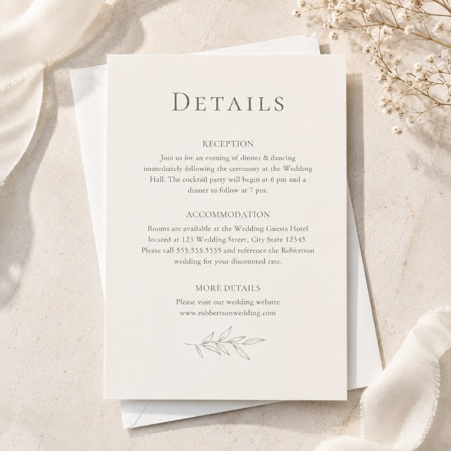 Modern Sage Botanisk Bröllopsdetaljkort Inbjudningar (Modern Sage Botanical Wedding Details Card on an elegant table with tiny white flowers)