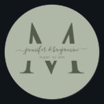 Modern Sage Grönt Bröllop Monogram Kuvert Seals Runt Klistermärke<br><div class="desc">Personlig monogramssäl för grönt bröllop kuvertsälar med modernt skript. Anpassa enkelt onlinen. Matchningsartiklar som är tillgängliga för att komplettera dessa bröllopsetiketter för elegant i monogram.</div>