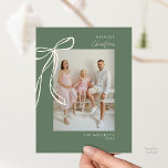 Modern Sage Grönt Family Photo jul Hälsning Vykort<br><div class="desc">helgdag med den här elegantens fotopilingskort för med en grönt för chic och minimalistisk dekorationsdesign för hand plockade. Perfekt för att skicka varmt hälsning till vänner och nära anhöriga. Det här moderna helgdag belyser ditt favoritfamiljefoto i stil. Anpassa till namn och år för en festlig skull som känner sig både...</div>