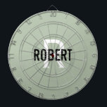 Modern sage grönt monogram namn-brädor darttavla<br><div class="desc">Modern grönt-ritbord med svart namn och vitt monogram. Anpassa till namn och börja med.</div>