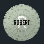 Modern sage grönt monogram namn-brädor darttavla<br><div class="desc">Modern grönt-ritbord med svart namn och vitt monogram. Anpassa till namn och börja med.</div>