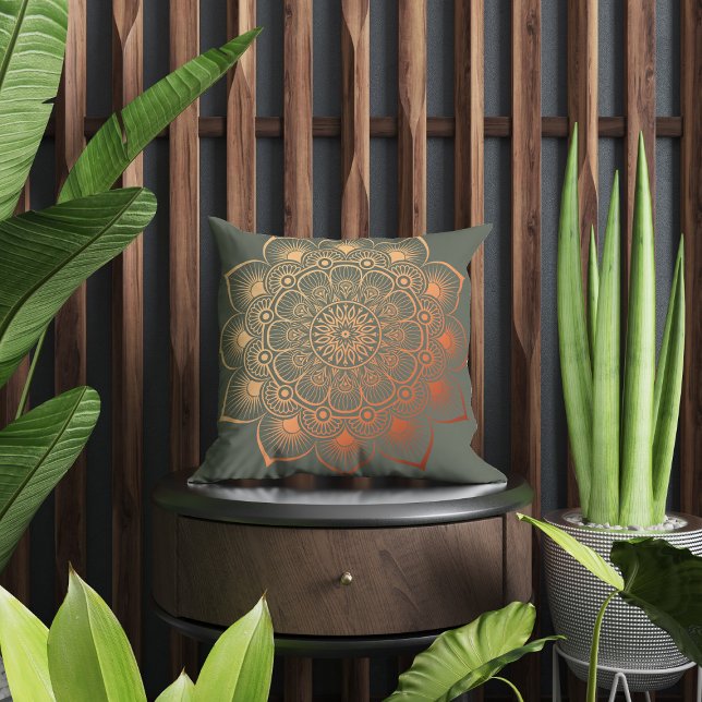 Modern Sage Grönt Peach Mandala Kudde (Modern Sage Green Peach Mandala Throw Pillow in a beautful brown and green boho room.)