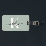 Modern Sage Grönt Script Monogram Bagagebricka<br><div class="desc">Den här enkla, elegant sage grönt bagagetaggen med det första namn i ett trendig med skript i svart och det första i ett modernt typsnitt i vitt på ena sidan och ett kort för ditt namn, adress och mobila nummer på den andra sidan skulle se fantastisk ut på dina resväskor....</div>