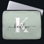 Modern Sage Grönt Script Monogram Laptop Fodral<br><div class="desc">Den här enkla grönten 13 tum laptop sleeve med den första namn i ett trendig med skript i svart och den första i ett modernt teckensnitt i vitt är perfekt för dig. Det är snyggt och trendig och ändå väldigt klassiskt. Det är unikt - som du!</div>