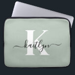 Modern Sage Grönt Script Monogram Laptop Fodral<br><div class="desc">Den här enkla grönten 13 tum laptop sleeve med den första namn i ett trendig med skript i svart och den första i ett modernt teckensnitt i vitt är perfekt för dig. Det är snyggt och trendig och ändå väldigt klassiskt. Det är unikt - som du!</div>