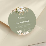Modern Sage Grönt Watercolor Blommigt Bröllop Runt Klistermärke<br><div class="desc">Lägg till en hjärtlig beröring till firande med det här runda bröllop-klistermärket med frasen "Kärlek Gratitude" i mitten. Designad med vackra vita bilder, sage-grönt och beige vattenfärgsbilder i blommigten med mjuk grönt, ger det här enkla och moderna klistermärket elegans och värme till alla händelser. Perfekt för bröllop, duschar eller repetitionsmiddagar...</div>