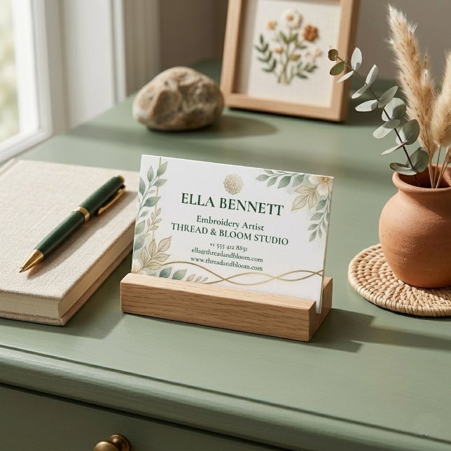 Modern Sagegrön Broderi Artist Boutique Logotyp  Visitkort (Modern Sage Green Embroidery Artist Boutique Logo Business Card)