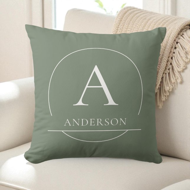 Modern Sagegrön Enkel Familjenamn Monogram Kudde (Modern Sage Green Simple Family Name Monogram Throw Pillow)