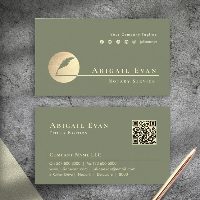 Modern Sagegrön Guld Fjäder Logotyp Notariatservic Visitkort (Modern Sage Green Gold Feather Logo Notary Service Business Card)