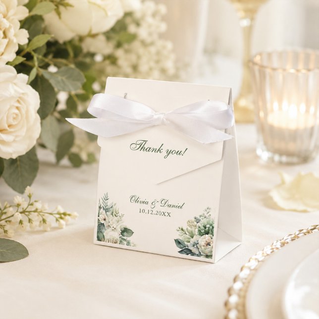 Modern Sagegrön och Elfenbensvita Blommor Bröllop Presentaskar (Boho Sage Green and Ivory Flowers Wedding Favor Boxes on an elegant wedding table with flowers)