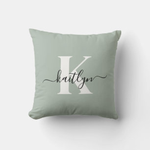 Modern sagegrön scriptmonogram kudde