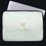 Modern Saggrön Guld Script Monogram Laptop Fodral<br><div class="desc">En modern, elegant monogramdesign med guld handskriven minimalistisk script typografi och sans serif block typografi på en elegant blek pastell Saggrön bakgrund. Monogrammet och namnet kan enkelt anpassas.</div>