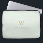 Modern Saggrön Guld Script Monogram Laptop Fodral<br><div class="desc">En modern, elegant monogramdesign med guld handskriven minimalistisk script typografi och sans serif block typografi på en elegant blek pastell Saggrön bakgrund. Monogrammet och namnet kan enkelt anpassas.</div>