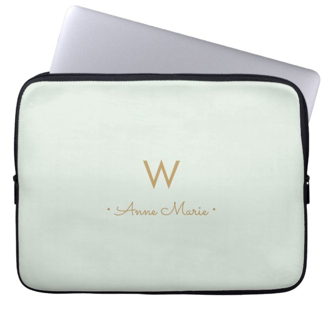 Modern Saggrön Guld Script Monogram Laptop Fodral (Framsidan)