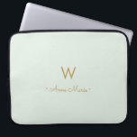 Modern Saggrön Guldskriptmonogram Laptop Fodral<br><div class="desc">En modern, elegant monogramdesign med guld handskriven minimalistisk skrifttypografi och sans serif blocktypografi på en elegant blek pastell Saggrön bakgrund. Monogrammet och namnet kan enkelt anpassas.</div>
