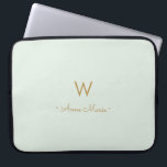 Modern Saggrön Guldskriptmonogram Laptop Fodral<br><div class="desc">En modern, elegant monogramdesign med guld handskriven minimalistisk skrifttypografi och sans serif blocktypografi på en elegant blek pastell Saggrön bakgrund. Monogrammet och namnet kan enkelt anpassas.</div>