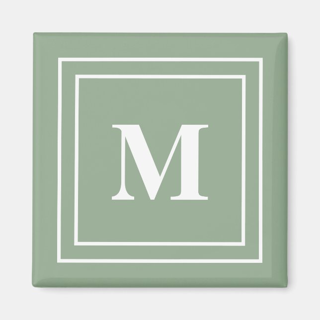 Modern Saggrön Monogram Magnet (Framsidan)