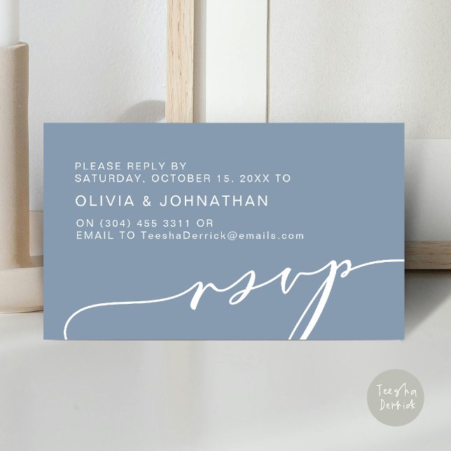 Modern Saggrön Skrift Digitalt RSVP Bröllop Tilläggskort (Modern Script Digital RSVP Wedding Invitation Enclosure Card in Dusty Blue)