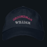 Modern Sällskapsman Sjungkarlsfest Anpassad Broderad Keps<br><div class="desc">Lägg till ett namn och rollen som ska spelas på bröllopet genom att klicka på knappen "Personlig". Den här snygga och stilrena mössan fungerar som en perfekt souvenir från en minnesvärd resa med dina favoritkompisar. Framsidan av mössan visar en fängslande sportinspirerad "Groomsman"-typografi som perfekt fångar roliga stunder och kamratskapet under...</div>