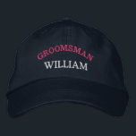 Modern Sällskapsman Sjungkarlsfest Anpassad Broderad Keps<br><div class="desc">Lägg till ett namn och rollen som ska spelas på bröllopet genom att klicka på knappen "Personlig". Den här snygga och stilrena mössan fungerar som en perfekt souvenir från en minnesvärd resa med dina favoritkompisar. Framsidan av mössan visar en fängslande sportinspirerad "Groomsman"-typografi som perfekt fångar roliga stunder och kamratskapet under...</div>