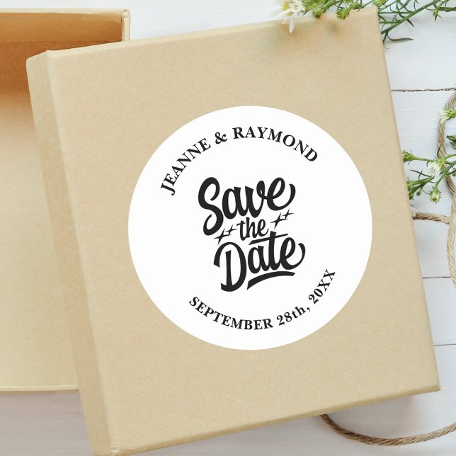 Modern Save The Date Anpassad Bröllopsinbjudan Runt Klistermärke (Modern save the date sticker adds personalized charm to elegant wedding invitation mailings.)