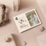 Modern Scandi Boho Neutralt Family Photo Merry Julkort<br><div class="desc">"Välkomna julstämningen till ditt hem i år och lägg till ett litet stycke modernt boho stil till dina semesterhälsningar med det här Neutralten Family Photo God jul Helgdag card! Med sitt varma, ärliga färg är det säkert att ge dig en känsla av mysigt fred och glädje till ditt hem. Det...</div>