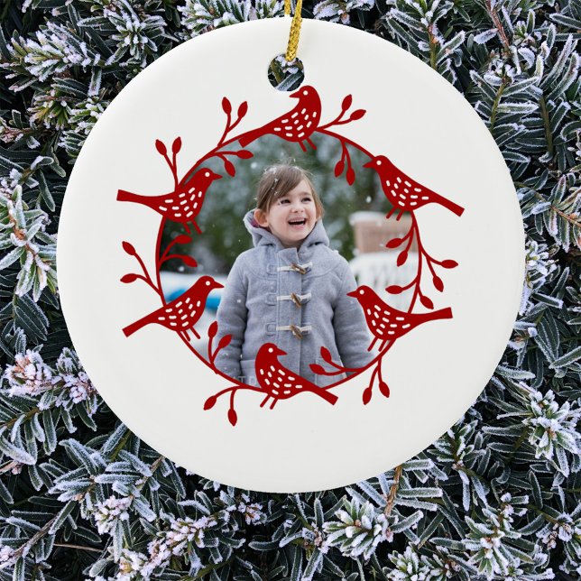 Modern Scandi-foto för fågelkrans Julgransprydnad Keramik (Scandinavian red and white bird wreath photo ornament)