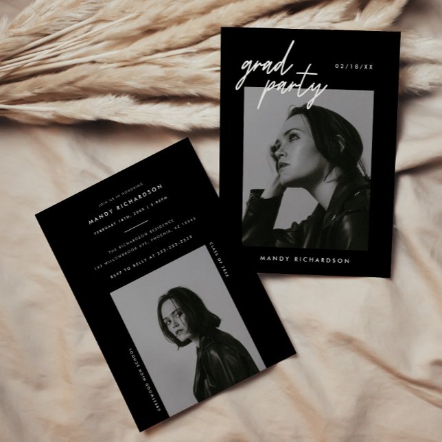 Modern Script Black 2-Photo Graduation Party Inbjudningar (Skapare uppladdad)