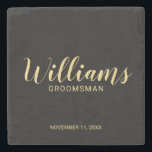 Modern Script Black& Guld Personlig Groomsman Stenunderlägg<br><div class="desc">Modern Personlig i skript Groomsman Underlägg med personlig Groomsmans namn i guld moderna typsnitt stil med rubrik och bröllop datum i modernt sserif-typsnitt stil på svart bakgrund. Även perfekt för bästa man, Far i Briden med mera. Obs! Folidinformationen simuleras i teckningen. Ingen faktisk folie kommer att användas vid skapar av...</div>