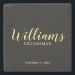 Modern Script Black& Guld Personlig Groomsman Stenunderlägg<br><div class="desc">Modern Personlig i skript Groomsman Underlägg med personlig Groomsmans namn i guld moderna typsnitt stil med rubrik och bröllop datum i modernt sserif-typsnitt stil på svart bakgrund. Även perfekt för bästa man, Far i Briden med mera. Obs! Folidinformationen simuleras i teckningen. Ingen faktisk folie kommer att användas vid skapar av...</div>