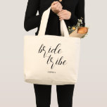Modern Script Bride Tribe Bridesmaid Namn Jumbo Tygkasse<br><div class="desc">Överraska dina brudar med personlig brudens sida-gåvor och använda den här väskan för att bunta ihop allt. Den här snyggten är modern och minimalistisk i väskan och har ett "bridstam" i ett modernt stil-skript för kalligrafi. Anpassa namn på framsidan av brudgummen i kväll. Både det kalligrafiska ord och namn kan...</div>