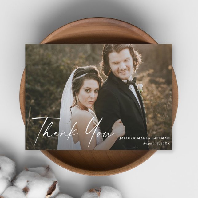 Modern Script Calligraphy Photo Bröllop Tack Kort (Simple script wedding photo thank you card with modern handwritten typographic overlay.)