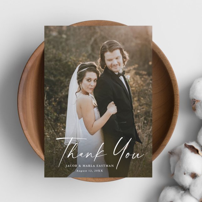 Modern Script Calligraphy Photo Bröllop Tack Kort (Simple script wedding photo thank you card with modern script and elegant typographic overlay.)