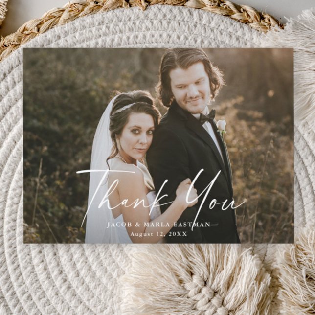Modern Script Calligraphy Photo Bröllop Tack Kort (Simple script photo wedding thank you card with modern handwritten typography overlay.)