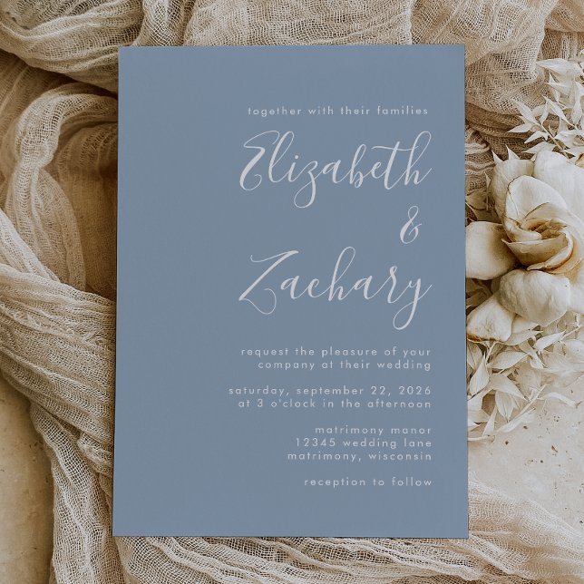 Modern script dammblå bröllopsinbjudan inbjudningar (The perfect choice for a dusty blue themed wedding.)