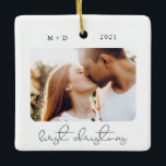 Modern Script Elegant Förlovning Bröllop Photo Julgransprydnad Keramik<br><div class="desc">Det här moderna skriptet FIRST CHRISTMAS Photo ornament har två av dina förlovning- eller bröllop-foton (på framsidan och baksidan) samt dina monogram och datumet för firande. Den här snyggten kommer att påminna er om den dag då ni sa JA till kom i årtionden. Perfekt för nyfödda eller nyligen sysselsatta par...</div>