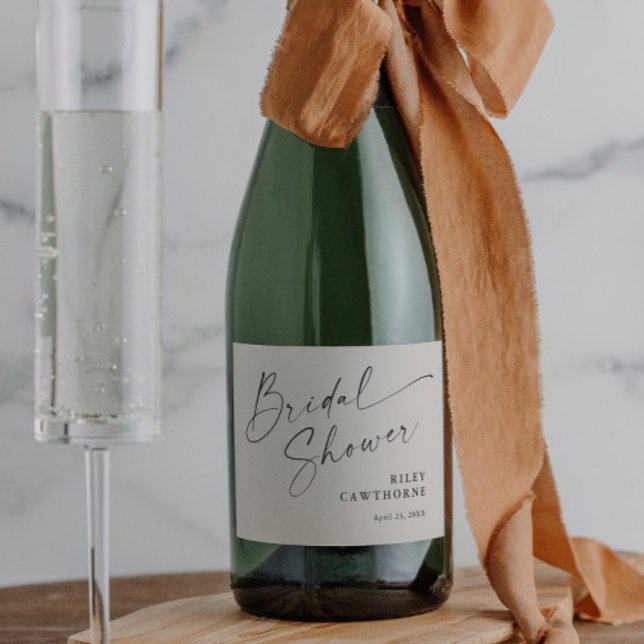 Modern Script Elfenbensfärgad Boho Bröllopsdusch (Modern script boho bridal shower sparkling wine label.)