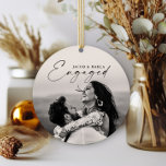 Modern Script Enged 2 Photo Bröllop Förlovning Julgransprydnad Keramik<br><div class="desc">Modern Script Engaged Photo Bröllop Förlovning Ceramic Ornament. Klicka på knappen Anpassa/redigera för att anpassa den här designen med dina foton och detaljer.</div>