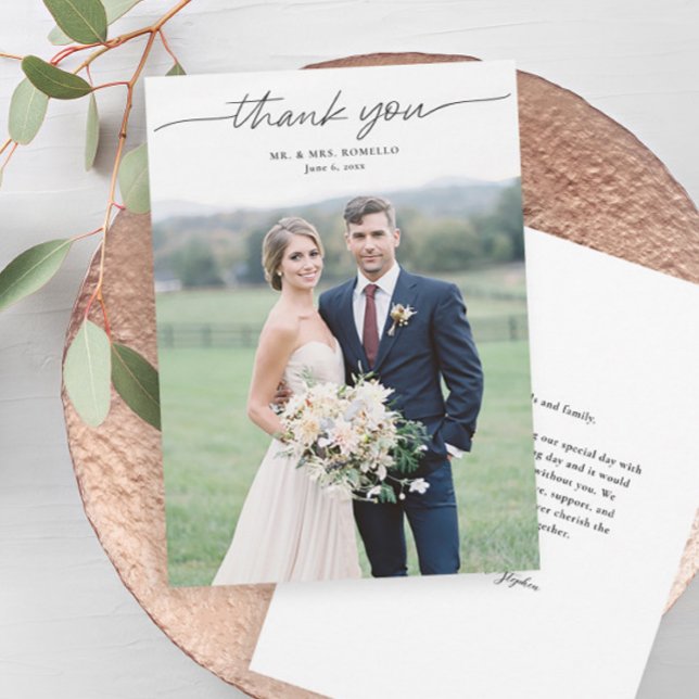 Modern Script Enkel Bröllops Gratulationskort Med  Tack Kort (Elegant overlay typography wedding photo thank you card with message from the couple on the back.)